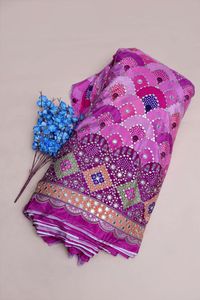 Tissu imprimé géométrique miroir violet rose avec bordure épaisse pour la confection de robes Kurti, vêtements ethniques de créateur - Product Image 6