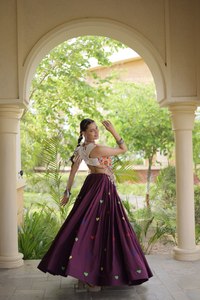 Lehenga Choli de la mejor calidad, especial para Navratri, con bordado de corazones, gota y encaje con espejos para niñas, disponible al mejor precio. - Product Image 4