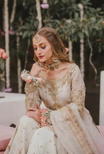 Vista detallada del vestido de novia pakistaní premium color lavanda, con un diseño escultural que muestra intrincados detalles de flecos de cristal. - Product Image 4