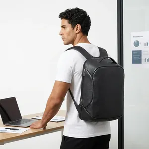 Sac à dos en cuir grand format avec fermeture éclair, durable, antivol, imperméable, avec chaînes, style vintage de haute qualité pour hommes actifs - Product Image 1
