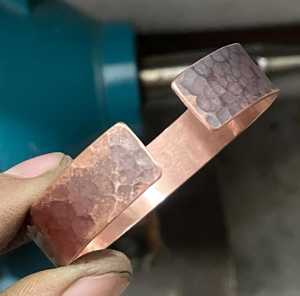 Bracelet de thérapie magnétique en cuivre pur massif, gravé avec un motif de comptage, robuste - Product Image 5