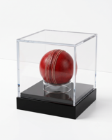 Vitrine de présentation moderne en acrylique transparent écologique pour balle de cricket en forme de cube poli, avec base noire, personnalisable pour comptoir