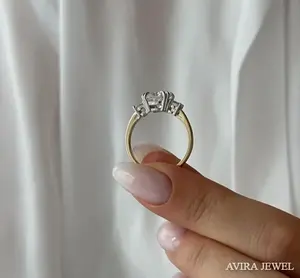 Anillo de Compromiso con Diamante de Corte Princesa de 1 Quilate Cultivado en Laboratorio, Oro Sólido de 14k, Sin Níquel ni Plomo, Avira Jewels India, Venta al Por Mayor - Product Image 3