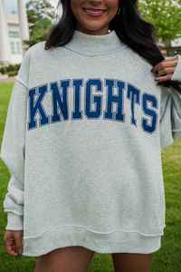 เสื้อสเวตเชิ้ตคอเต่าสีเทาสำหรับผู้หญิง พิมพ์ลายอักษร Knights ทรงโอเวอร์ไซส์ ผ้าถักนิตติ้ง แขนยาว เหมาะสำหรับใส่ในฤดูใบไม้ร่วง คอเต่าแบบ Mock Neck แต่ง Applique - Product Image 2