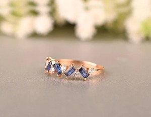 Bague éternité en saphir bleu taille baguette 2x4mm avec pierres rondes de 1mm en argent sterling 925 plaqué or, bijoux de mariage élégants - Product Image 3