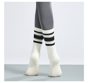 Chaussettes de sport personnalisées professionnelles pour la course à pied, le yoga, le basketball, séchage rapide, respirantes, écologiques, en spandex/polyester/coton pour l'automne - Product Image 6