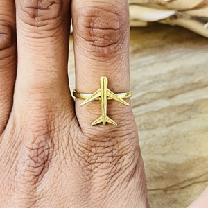 แหวนรูปเครื่องบินดีไซน์มินิมอลสำหรับผู้หญิง ชุบทอง 18k ปรับขนาดได้ เครื่องประดับสำหรับนักเดินทาง ขายส่ง/OEM/ODM - Product Image 3