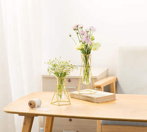 Vases géométriques à armature métallique avec inserts en verre pour centre de table Vases en métal doré pour arrangements floraux minimalistes - Product Image 4