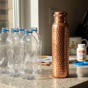 Botella de cobre diseñada para brindar una experiencia de hidratación consistente con una estructura equilibrada y un tacto premium. - Product Image 5