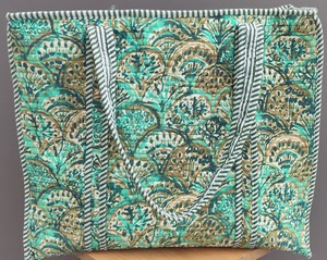 Sacs fourre-tout tendance en coton indien traditionnel avec imprimés faits à la main, design matelassé, fermeture éclair et décorations en chaînes - Product Image 2
