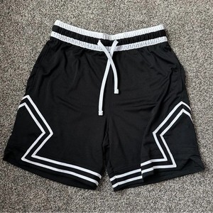 Shorts de basketball pour hommes en polyester tricoté 100% noir uni, taille mi-haute, cordon de serrage, séchage rapide, respirant, imprimé par sublimation - Product Image 2