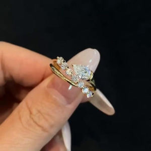 Bague de mariage minimaliste en or 14 carats avec diamant de laboratoire poire 0,70 carat, style East West, enroulée et entrecroisée - Product Image 1