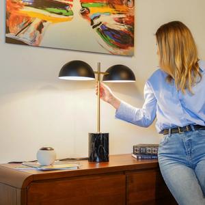 Lampe de table en laiton de style hôtel de luxe avec base design et finition haut de gamme - Product Image 6