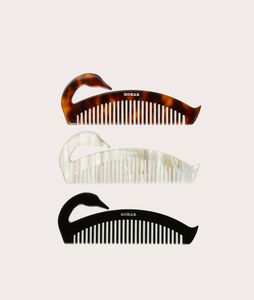 Peine para el Cabello de Cuerno de Búfalo con Forma de Cisne Gohar, Diseño Animal Curvo Hecho a Mano - Product Image 1
