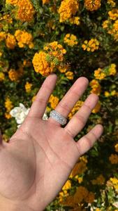 Bague en argent sterling 925 plaqué or avec moissanite sertie clos, faite à la main, bijou de fiançailles traditionnel pour femmes et hommes - Product Image 2