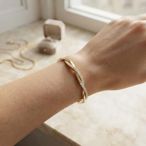 Impresionante Brazalete Sostenible con Banda Trenzada y Diamantes Cultivados en Laboratorio, Diseño Geométrico Moderno, Accesorio de Lujo en Oro Amarillo Premium - Product Image 5