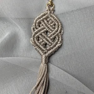 Porte-clés en macramé de qualité supérieure, objet décoratif, breloque pour sac, parfait pour les sacs à main, les sacs à dos et les sacs fourre-tout, vente en gros depuis l'Inde - Product Image 2
