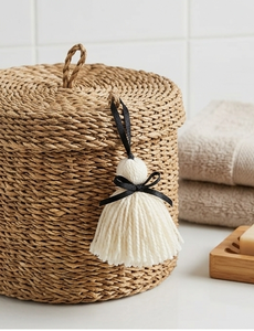Panier de rangement en rotin avec pompon crème décoratif, décoration intérieure bohème, panier rond suspendu pour salle de bain - Product Image 1