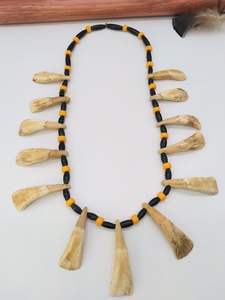 Elegant <b>Statement</b> Horn <b>Necklace</b> with Link Chain Multi-color Contemporary Design for Party Wear & Evening Events - Product Image 3