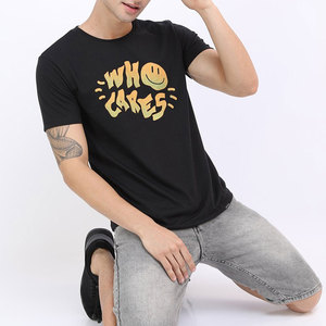 Camiseta Negra de Manga Corta para Hombre con Logotipo Amarillo en el Frente, Cuello Redondo, Corte Regular, Estilo Casual de Algodón Jersey - Product Image 2