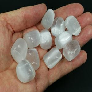 Vente en gros de cristaux polis de 20-30 mm, pierres de guérison, chrysoprase verte, forme libre, boule et globe sculptés, en vente - Product Image 4