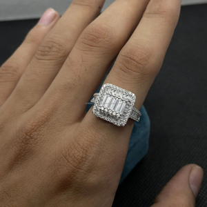 Bague de fiançailles de luxe en moissanite taille baguette et taille ronde avec halo de diamants, sertie pavé, en argent sterling 925, pour femme, design géométrique - Product Image 2