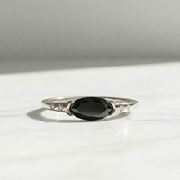Bague de fiançailles en diamant noir taille poire serti clos en argent massif 925 avec halo bouclier Art Déco et pierres d'accentuation bleues 1,20 CT