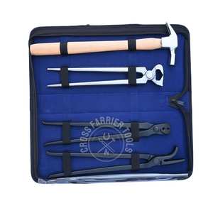 Kit de Herramientas de Herrador para Desmontaje de Calzado en Estuche con Herramienta de Extracción, Martillo de Empuje, Extractor de Clavos y Clincher de Cocodrilo Negro - Product Image 1