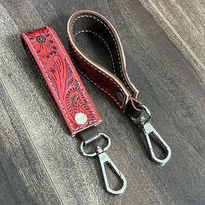 Nouveau 2025 Vente en gros Porte-clés en cuir de vachette personnalisé à motif floral, élégant, sculpté à la main et ciselé, avec dragonne en cuir et pince à clés mignonne - Product Image 6