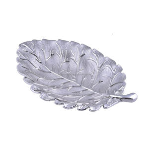Bandeja decorativa de Metal hecha a mano con diseño de hoja de Metal para el hogar elegante de lujo a la venta en acabado dorado - Product Image 6