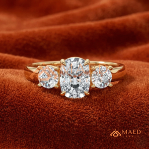 แหวนทองคำสีเหลืองทรงวงรีประดับเพชรเม็ดเดี่ยวพร้อมเพชรเม็ดกลมด้านข้าง – แหวนหรูหราดีไซน์โดดเด่น ชุบทองคำสีเหลือง ประดับเพชรสามเม็ดทรงเรเดียนท์ - Product Image 1