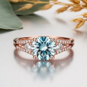 แหวนหมั้นหรูหราประดับเพชรโมอิสซาไนต์ทรง Azura ชุบทองคำ 18K บนตัวเรือนเงินแท้ - Product Image 5