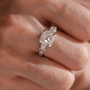 แหวนเพชรแล็บโกรว์ทรงโอลด์ไมน์คัท 3 กะรัต ทองคำขาว 14K สำหรับผู้หญิง สไตล์วินเทจ อาร์ตเดโค ประดับเพชรทรงบาแกตต์สามเม็ด ทรงเรียวเล็ก ขายดี - Product Image 1