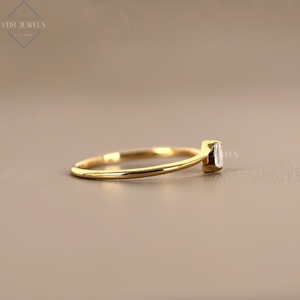 Anillo minimalista de diamantes baguette en oro amarillo con banda retorcida, proveedor de joyería nupcial para mujeres, regalo. - Product Image 3