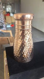 Bouteille en cuivre indien 100%-Friendly Bouteilles d'eau en cuivre pur pour la cuisine et la table disponibles à un prix abordable - Product Image 5