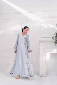 Ensemble prêt-à-porter entièrement cousu : haut kaftan en verre romain avec broderie de créateur et sequins, et bas en verre romain, avec dupatta. - Product Image 4