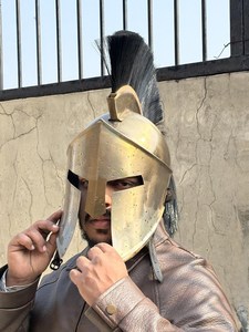 Casque Spartan en laiton finition antique avec plume, casque d'armure portatif de guerrier grec pour reconstitution historique et cosplay - Product Image 6