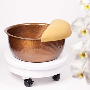 Encantador tazón de cobre para pedicura, ideal para relajantes tratamientos de pies, tratamientos de belleza y experiencias de bienestar de lujo. - Product Image 3