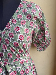 เดรสยาวปานกลางสไตล์โบฮีเมียนสำหรับผู้หญิง ขนาดสั่งทำได้ ลายดอกพิมพ์ลายบล็อกด้วยมือ ผ้าฝ้าย 100% ชุดลำลองสำหรับงานปาร์ตี้ ติดกระดุมทำมือ - Product Image 6