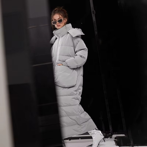 Dernier design de veste longue matelassée pour femmes, manteau à capuche rembourré en polyester, vêtement d'extérieur chaud pour l'hiver - Product Image 3