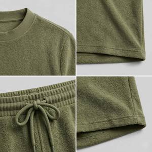 Conjunto de Verano Personalizado para Hombre en Verde Oliva Monocromático, Transpirable, de Felpa, Camiseta Minimalista de Cuello Alto y Manga Corta, Pantalones Cortos a la Medida - Product Image 3