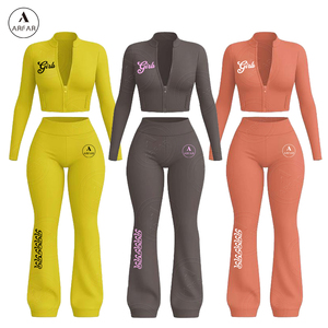 Conjunto de leggings y top corto de manga larga negro para mujer, ropa deportiva transpirable, estampado sin costuras, cintura en V, pierna acampanada, logo frontal - Product Image 5