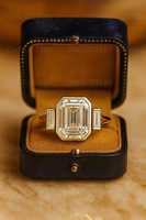 Cincin Moissanite Potongan Emerald Tiga Batu Model Split Shank Untuk Wanita Perak 925 Asli Berlapis Emas Perhiasan Berkualitas Untuk Hadiah Menawan