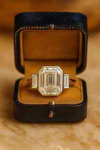 Anillo de Moissanita con Corte Esmeralda y Tres Piedras en Plata 925 Original con Baño de Oro, Joyería Fina para Regalo - Product Image 2