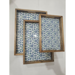 Ensemble de plateaux de service en bois de manguier faits à la main, décoratifs, avec motifs floraux bleus et art émaillé Mughal, avec poignées, pour décoration intérieure classique - Product Image 1