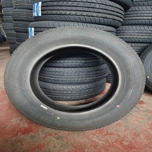 Pneus d'occasion de qualité supérieure pour voitures et camionnettes, offrant des options de remplacement abordables avec une performance de la bande de roulement pratique. - Product Image 1