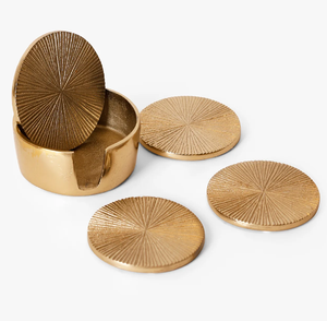 Ensemble de sous-verres en laiton décorés d'un motif de lotus vert délicat, présentés sur un support noir, disponibles à prix de gros. - Product Image 2