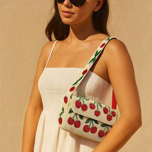 Sac à bandoulière cerise perlé, Sac à main motif cerise, Sac à main perlé cerise, Sac cerise fait main, Sac à main fruits tropicaux, Sac cerise artisanal - Product Image 1