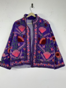 Chaqueta Suzani de Terciopelo Morado • Bordado Floral Rosa Rojo • Abrigo Estilo Bohemio Gitano • Chaqueta Artesanal para Festivales - Product Image 1