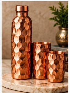 Juego de botella y vasos de cobre con estampado de hojas, hecho a mano, ayurvédico, botella portátil para viajes, para bebidas. - Product Image 3